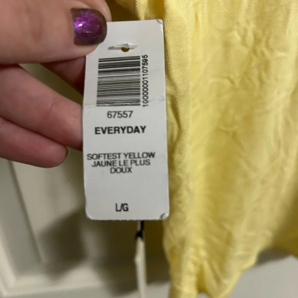 Aritizia Babaton Softest Yellow Everyday Cropped Tee Size Large NWT - Picture 2 of 5
